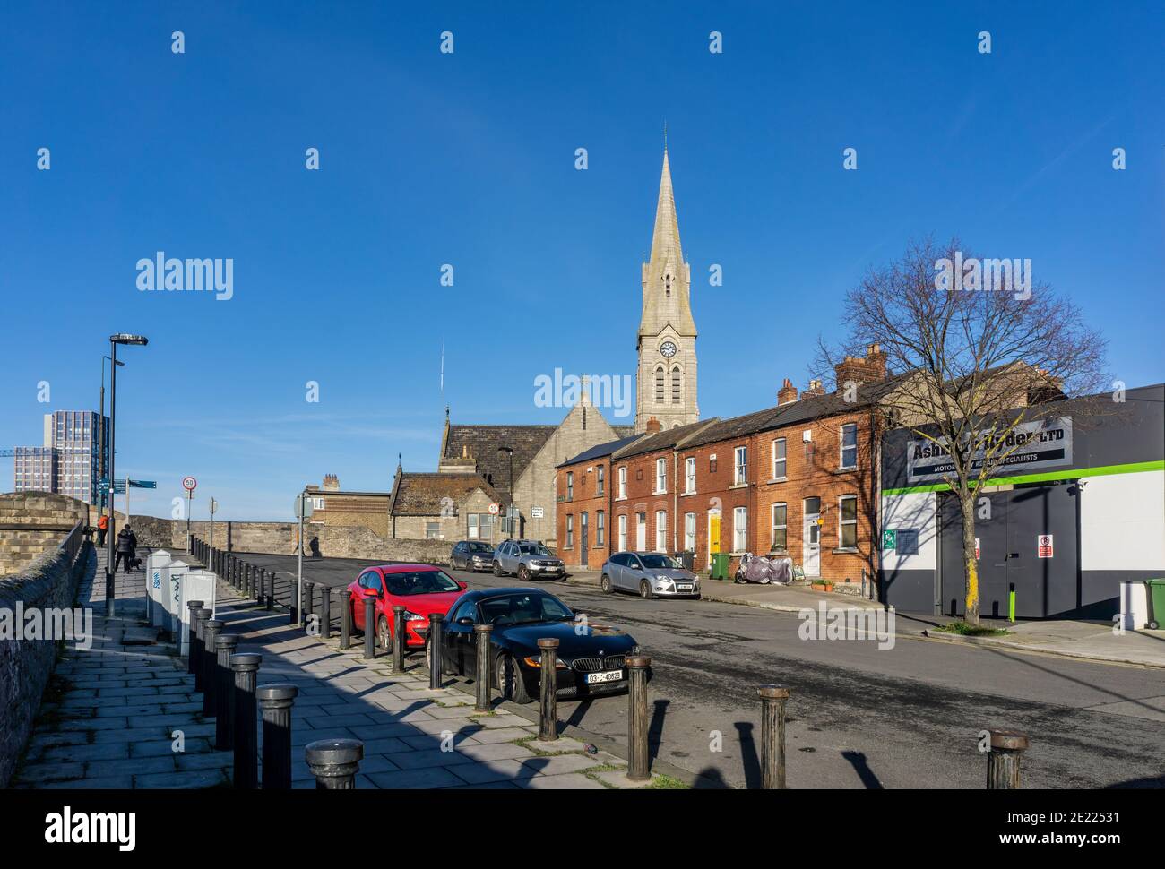 Ringsend, Dublino, Irlanda, Bridge Street con la chiesa di St Patricks sulla destra e i moderni appartamenti di Grand Canal Docks sulla sinistra. Foto Stock