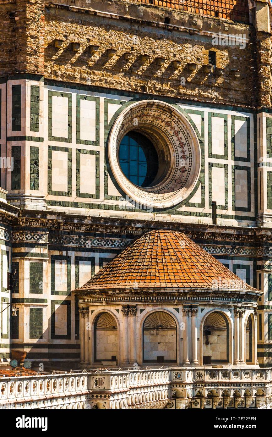 Bella vista ravvicinata di uno dei rosoni e sotto una cosiddetta "Tribune morte" costruita da Brunelleschi per sostenere le spinte orizzontali del Duomo... Foto Stock