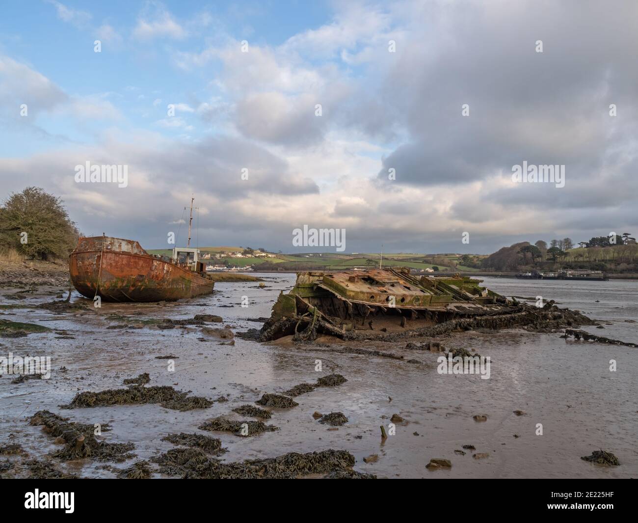 Vecchie barche a marcio, relitti sulle pianure di fango. Estuario del fiume Torridge vicino ad Appletore nel nord del Devon, Inghilterra, Regno Unito. Foto Stock