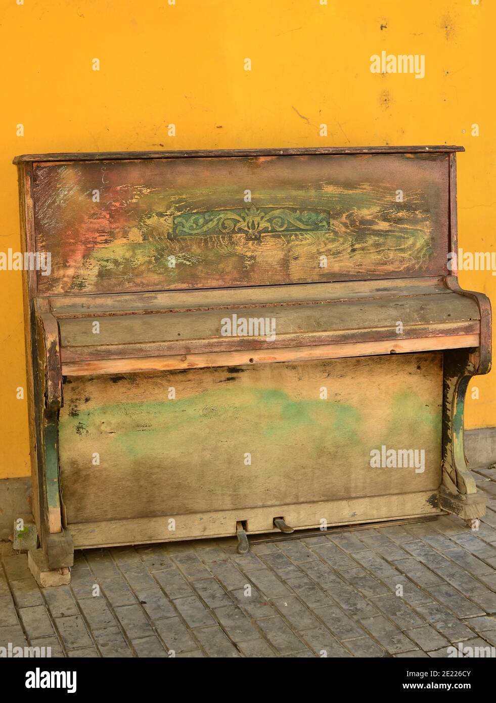 Il vecchio pianoforte in strada. Foto Stock