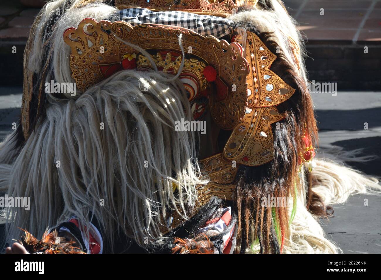 Locali Balinese eseguendo il Barong, a un mitico lion-creatura simile ad una tradizionale cerimonia di Bali. Foto Stock