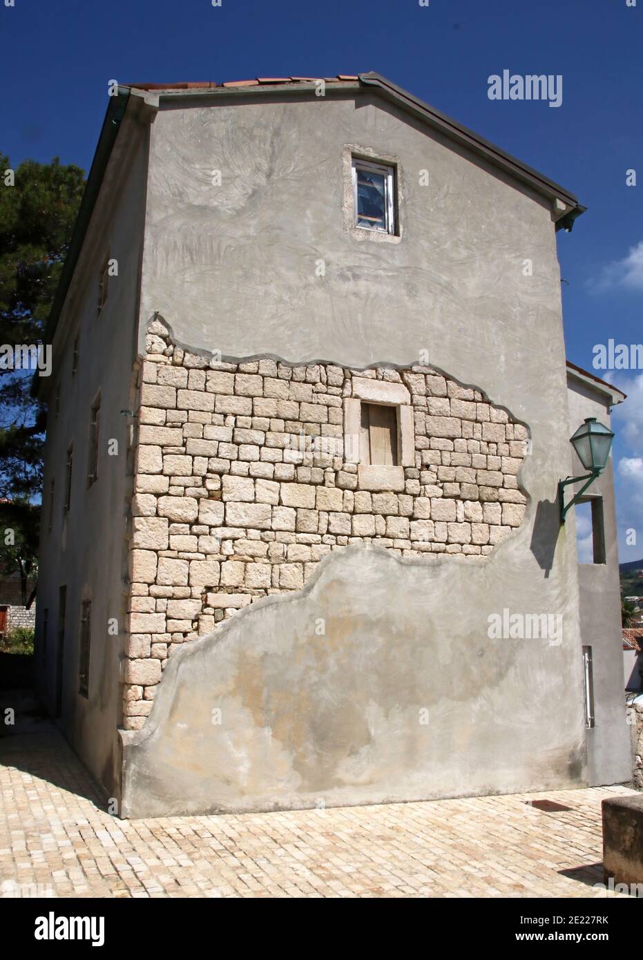 vecchi edifici con lavori in pietra a vista contro un cielo blu Foto Stock