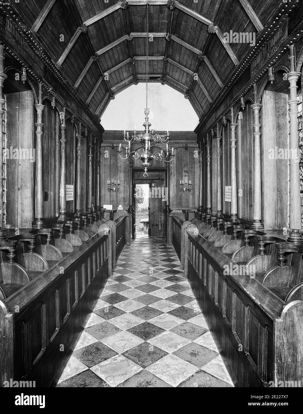 Interno della navata centrale della chiesa di San Giovanni, piccola chiesa di Gidding. Cambridgeshire. Inghilterra. REGNO UNITO Foto Stock