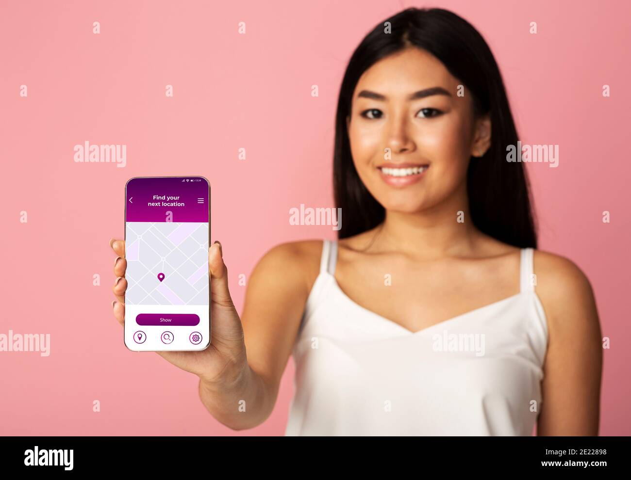 Bellissimo smartphone Asian Female Holding con l'app di navigazione aperta Schermo Foto Stock