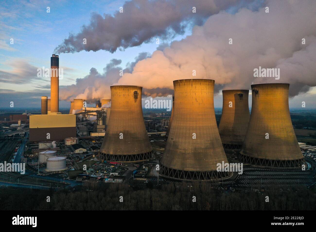 CENTRALE ELETTRICA DI DRAX, YORKSHIRE, REGNO UNITO - 7 GENNAIO 2021. Un'immagine paesaggistica della centrale elettrica Drax che pompa vapore e fumo dal camino e dalla stoppa di raffreddamento Foto Stock