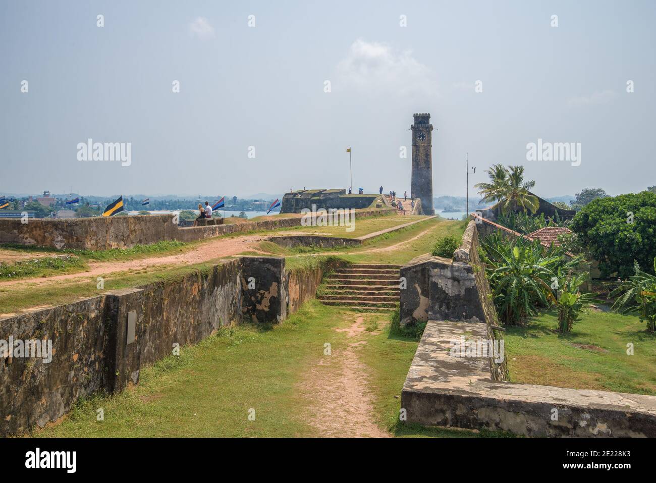 Sui vecchi bastioni di un'antica fortezza olandese. Galle, Sri Lanka Foto Stock