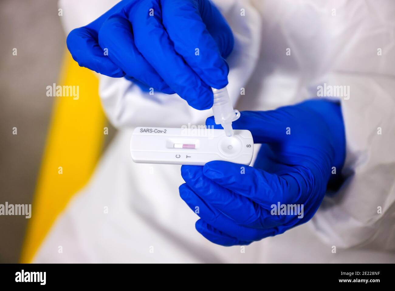 Colonia, Nord Reno-Westfalia, Germania - Test rapido Covid in un garage, presso il centro di test Medicare i clienti guidano nella loro auto presso il dr Foto Stock