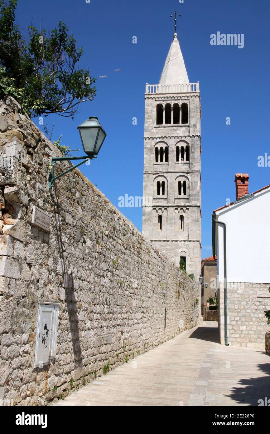 Croazia, regione del quarnero, isola di Rab, città di Rab 13 ° secolo campanile della cattedrale di Santa maria il grande. Foto Stock