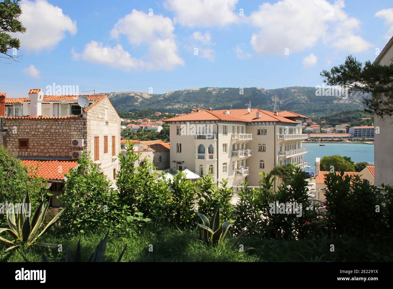 Vecchi edifici con tetti rossi contro un cielo blu Rab città, Rab isola Croazia. Foto Stock