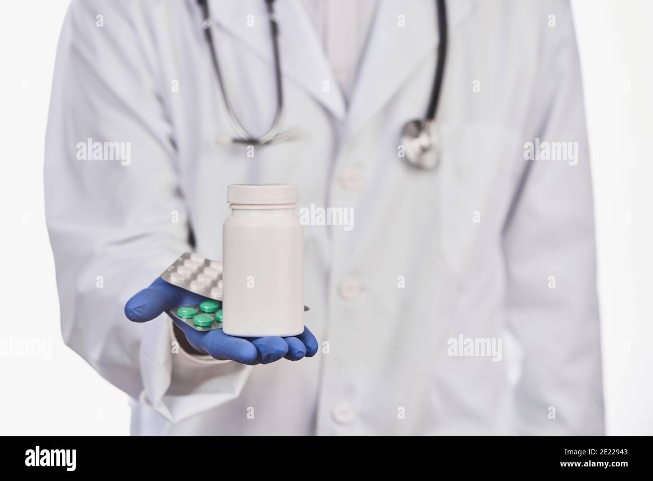 Fuoco selettivo sulla mano del medico con un flacone e un blister di pillole Foto Stock