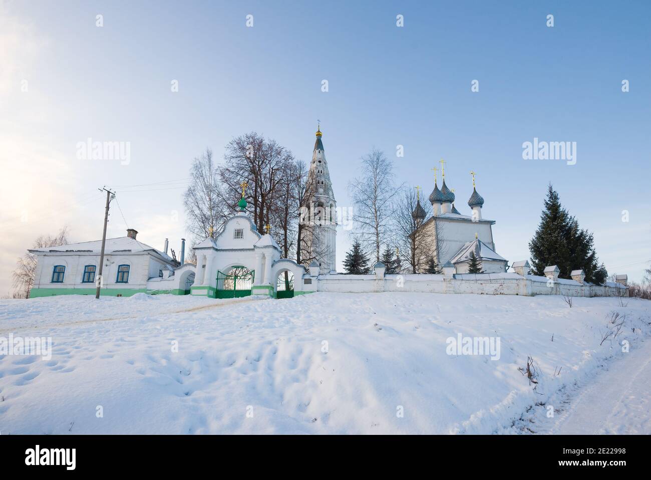 Complesso della Cattedrale di Trasfigurazione sulla collina della Cattedrale in Gennaio sera. Sudlavl, Russia Foto Stock