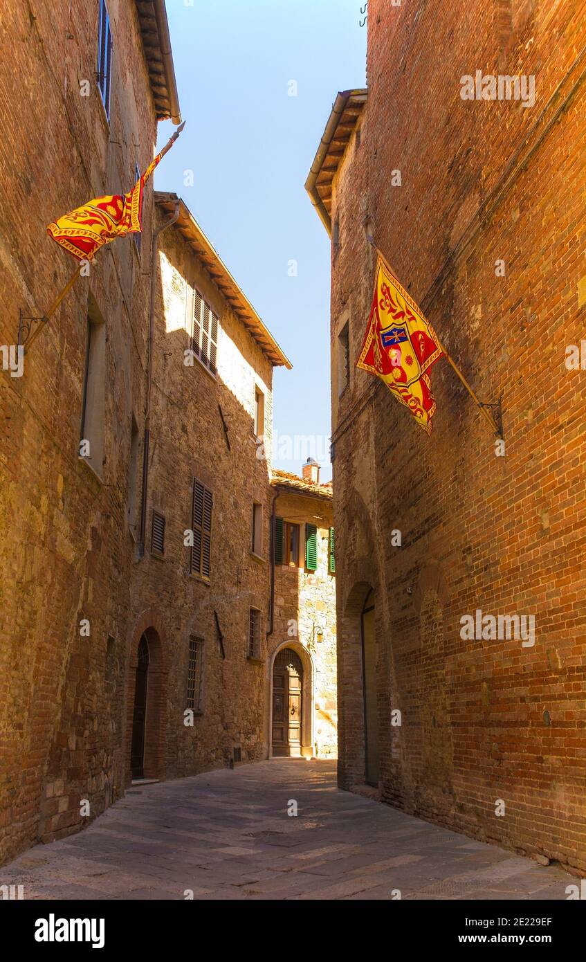 Una tranquilla strada residenziale nel centro storico della città medievale di Montepulciano in provincia di Siena, Toscana, Italia Foto Stock