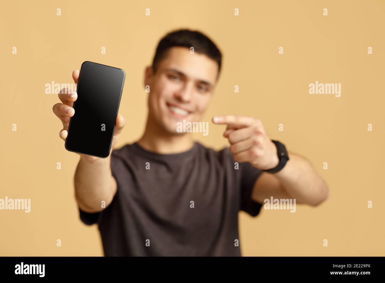 Grande recensione, annuncio e consigli da blogger. Felice sicuro teen maschio raccomanda app Foto Stock