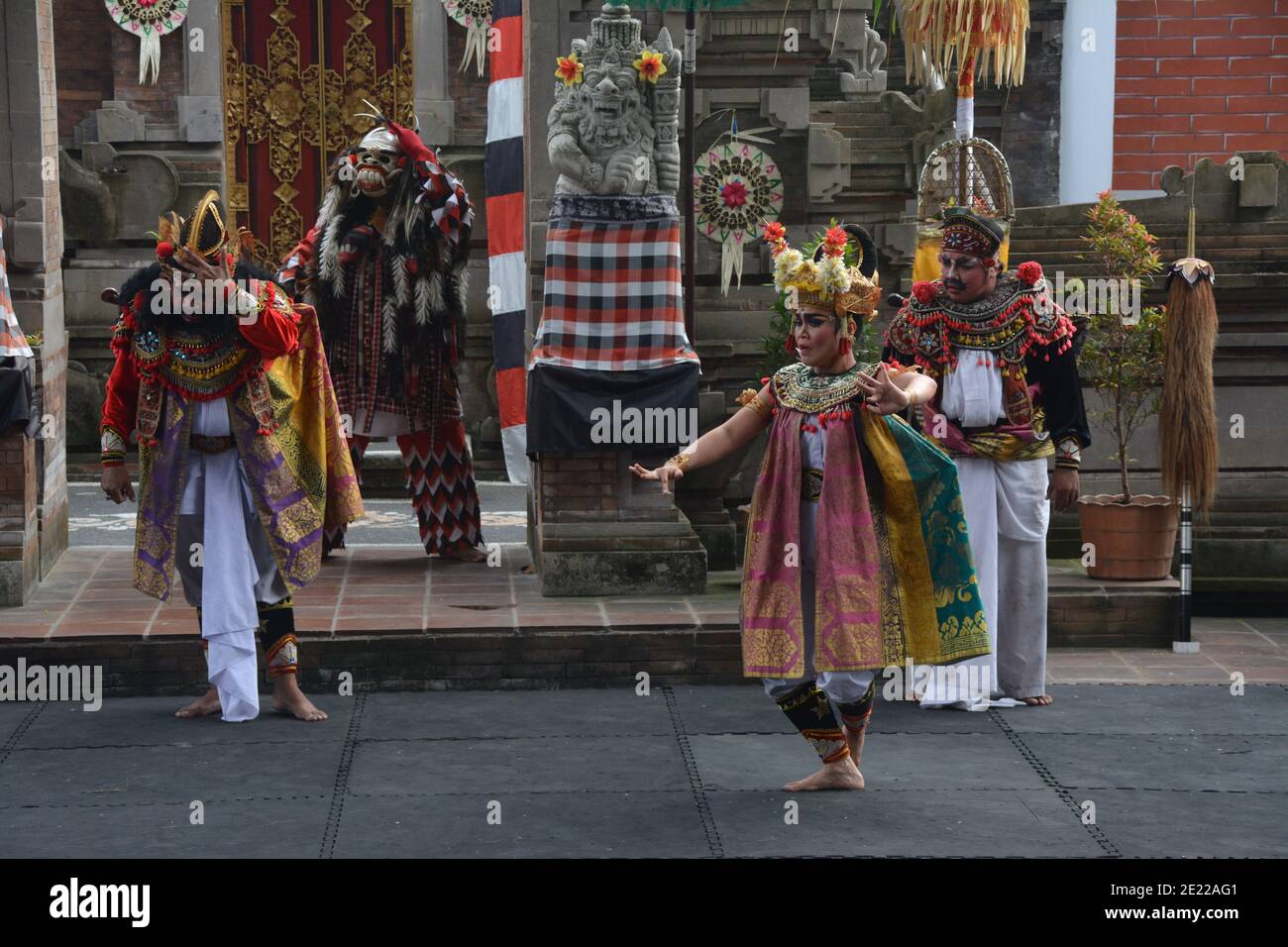 Locali Balinese eseguendo il Barong, a un mitico lion-creatura simile ad una tradizionale cerimonia di Bali. Foto Stock