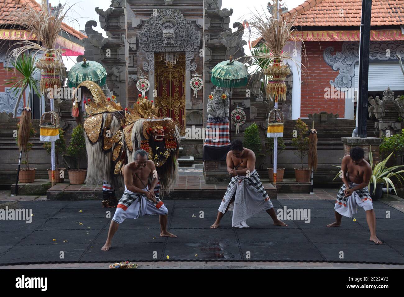 Locali Balinese eseguendo il Barong, a un mitico lion-creatura simile ad una tradizionale cerimonia di Bali. Foto Stock