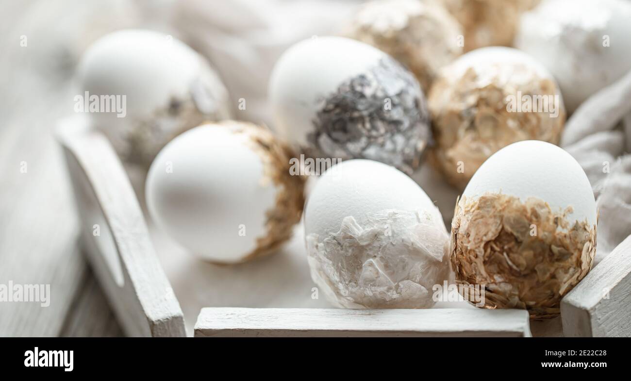 Un set di uova di Pasqua splendidamente decorate. Concetto di vacanza di Pasqua. Foto Stock