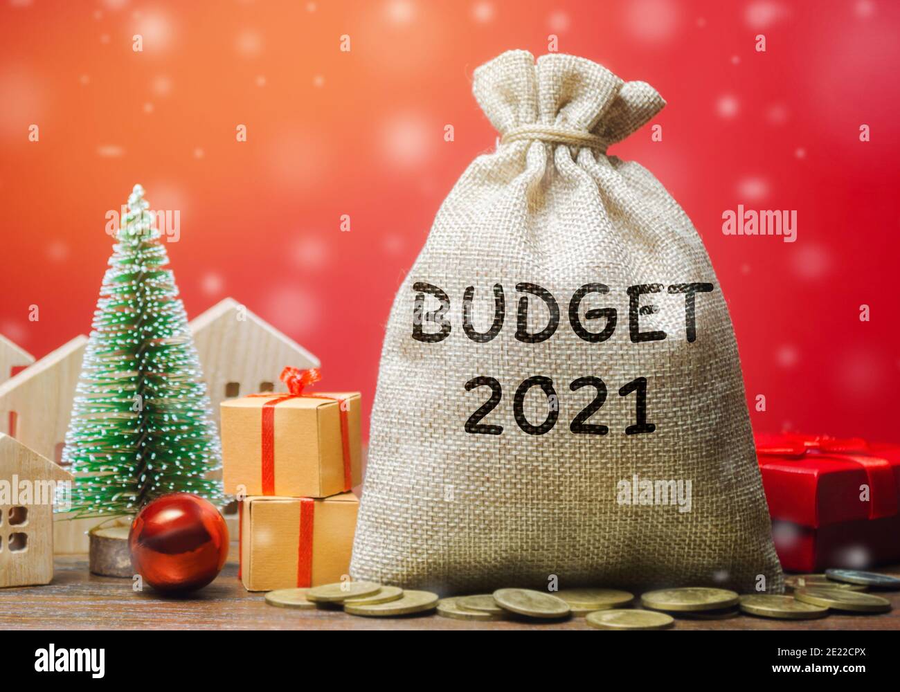 Borsa di denaro bilancio 2021, albero di Natale, case e regali. Accumulare denaro e pianificare un budget. Affari e finanza. Prestito, deposito, credito. Promo Foto Stock