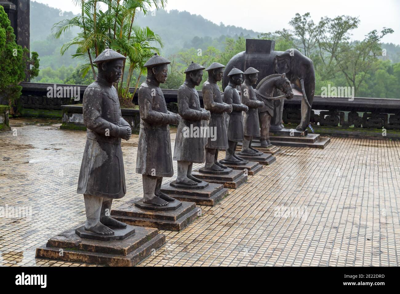 Tomba reale di Khai Dinh a Hue, Vietnam. Confuciani nella dinastia Nguyen, scultura guardia d'onore del corpo di pietra mandarini elefanti e cavalli. Foto Stock
