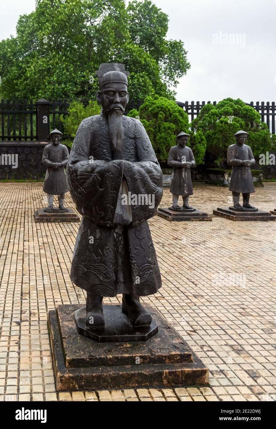 Statue confuciani nella dinastia Nguyen, tomba reale di Minh Mang a Hue, Vietnam Foto Stock
