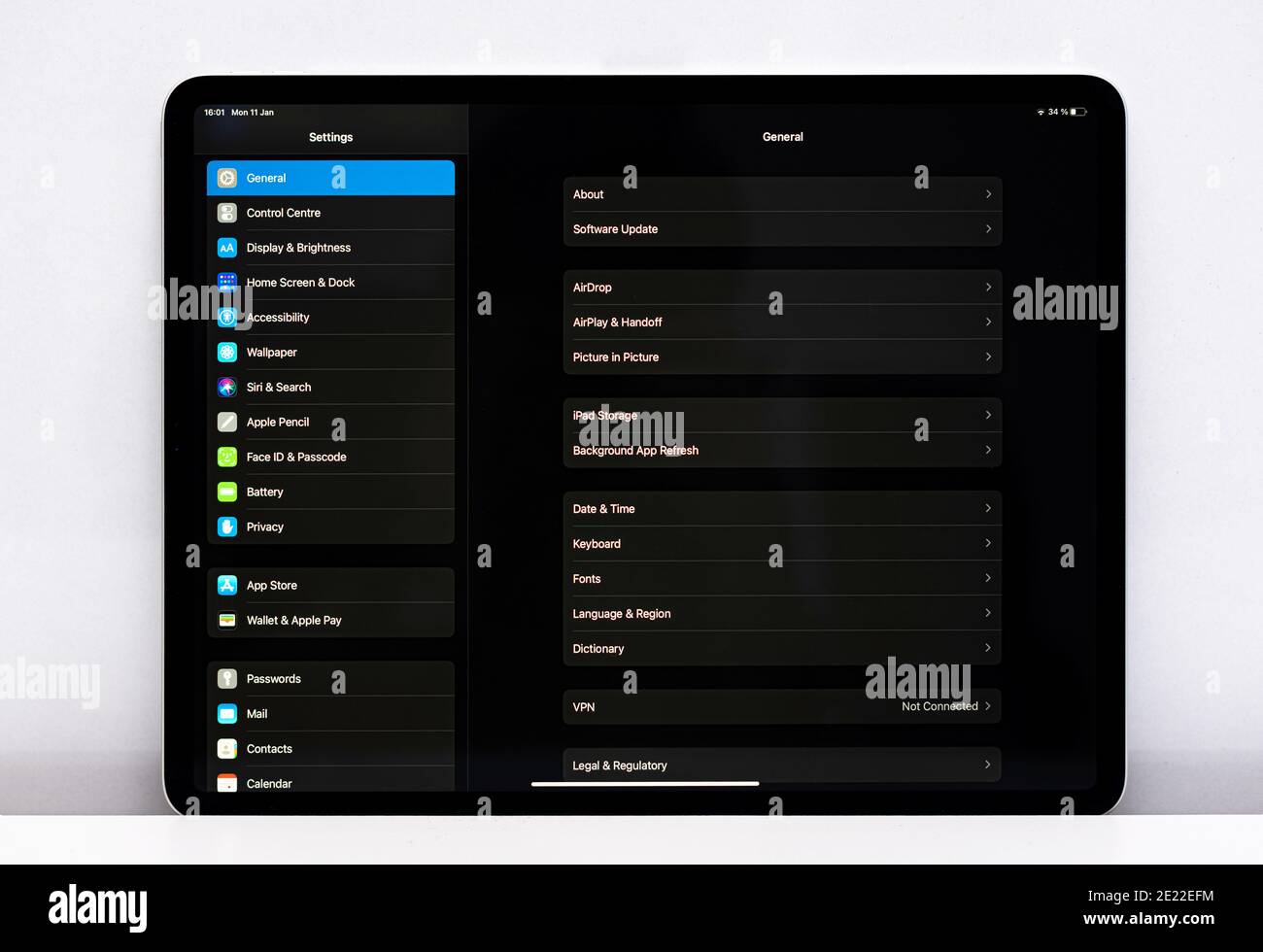 Nuovo iPad Pro 12.9 pollici e Apple Pencil da Apple su uno sfondo chiaro, studio girato a Uzhgorod, Ucraina. Foto Stock