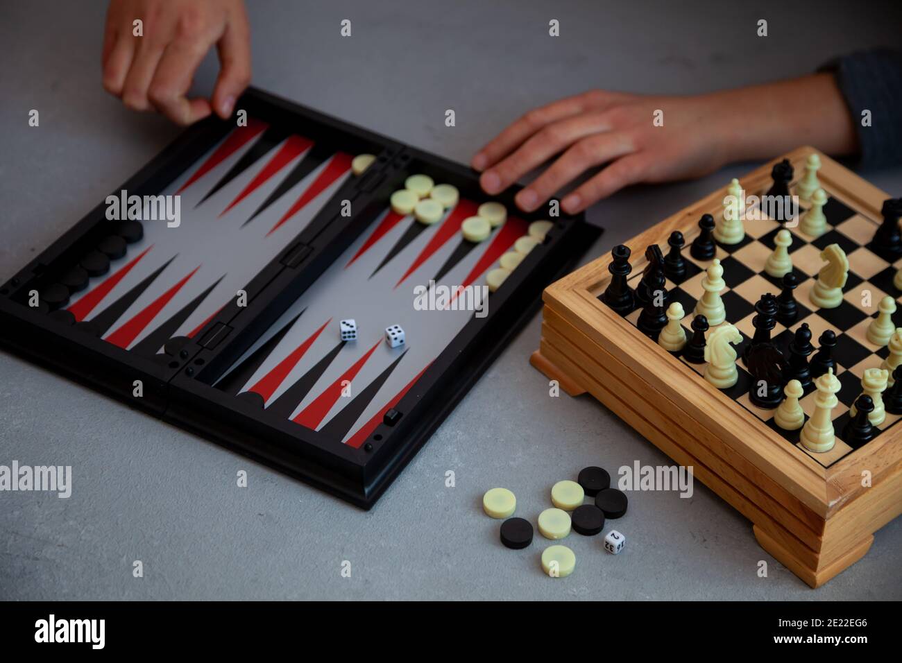 Giochi a casa. Scacchi, dama di backgammon i bambini giocano a scacchi Foto Stock