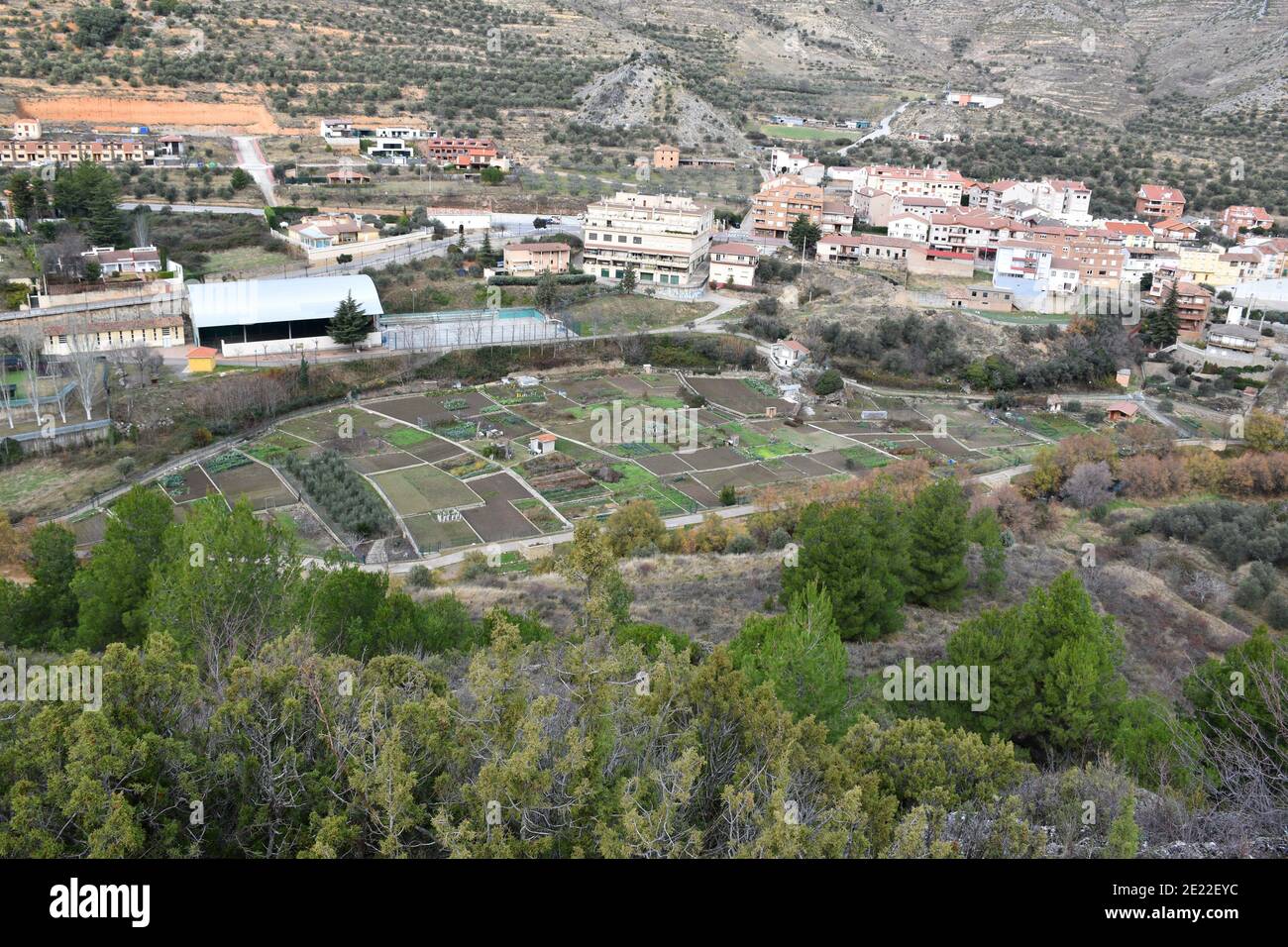 Vista dei frutteti nel villaggio di Arnedillo. Frutteti tradizionali vicino alle sorgenti termali. Foto Stock