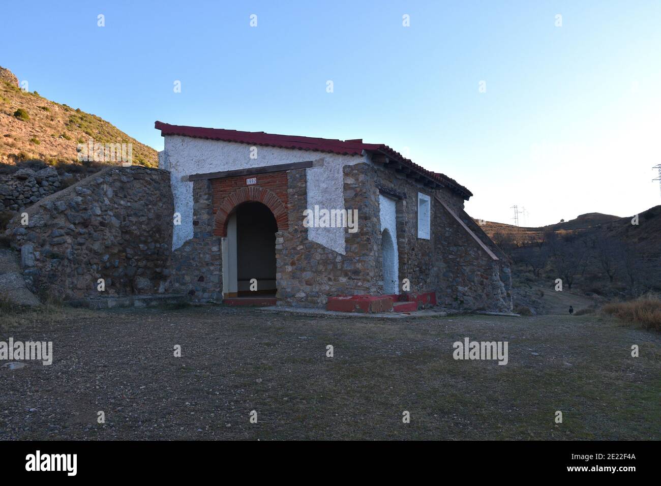 Vista dell'eremo di San Miguel nel villaggio di Arnedillo. Eremo di San Miguel nelle montagne di Arnedillo. Foto Stock