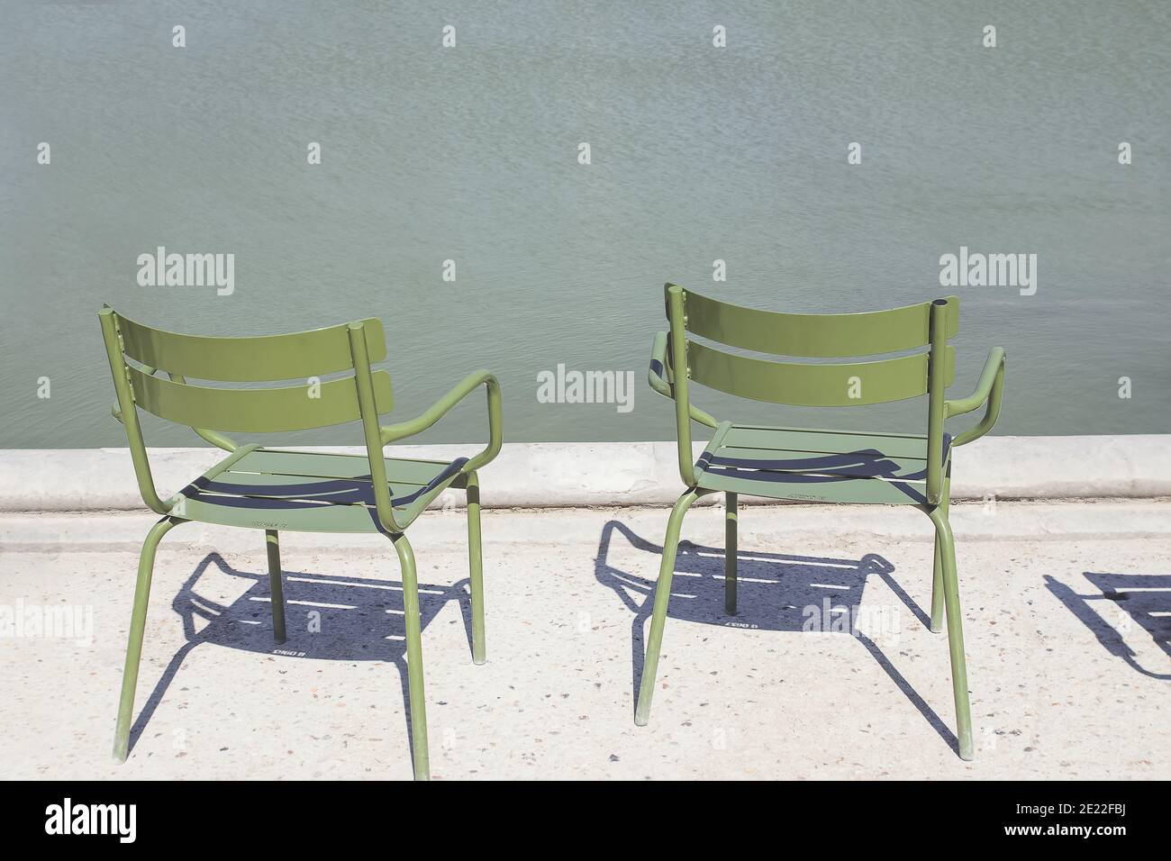 Due sedie verdi vuote in metallo nel giardino delle Tuileries Foto Stock