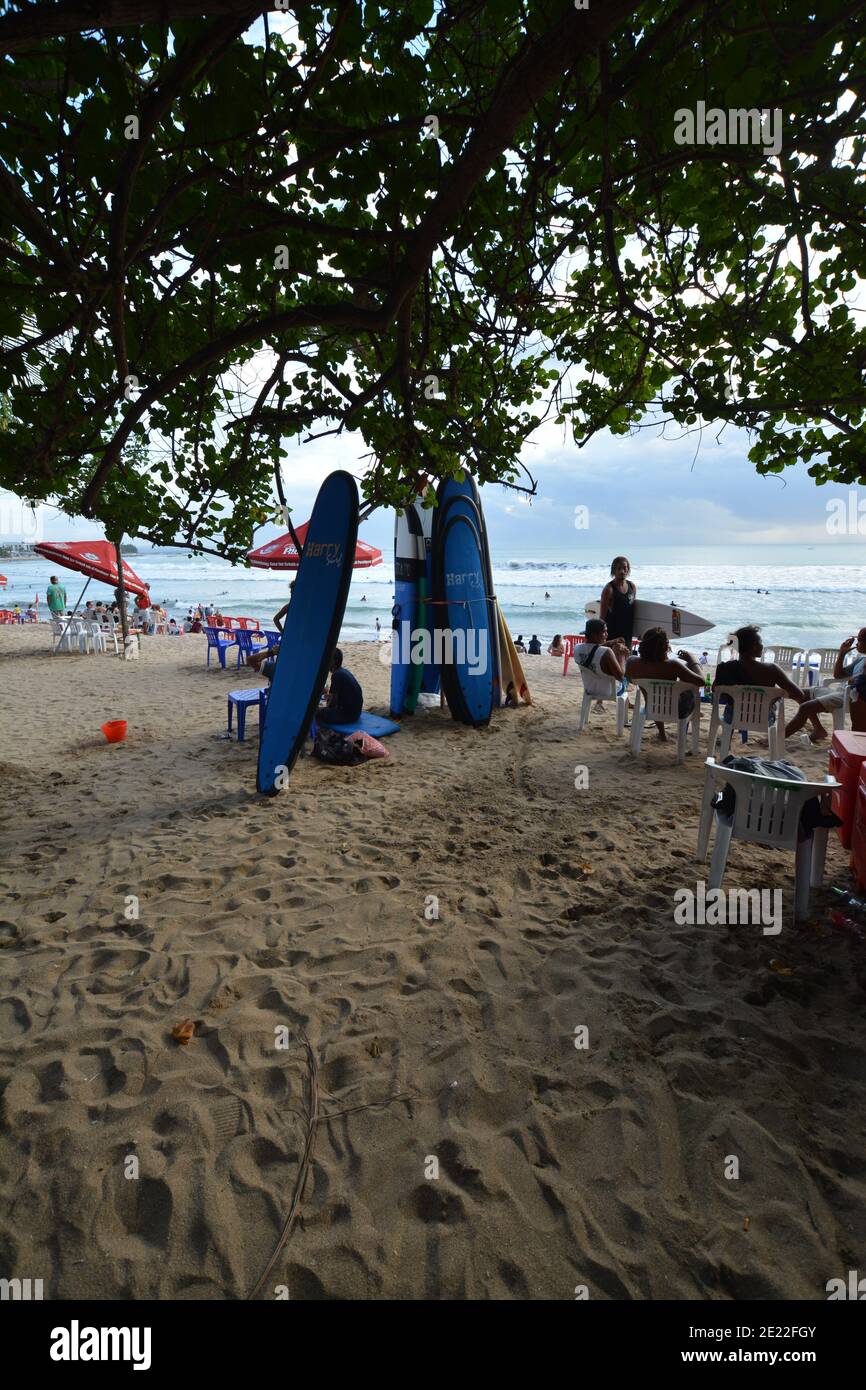 Bali, Indonesia - 12 gennaio 2021: Locali e turisti si riuniscono alla spiaggia di Kuta per divertirsi, godersi il surf e fotografare la cultura balinese Foto Stock
