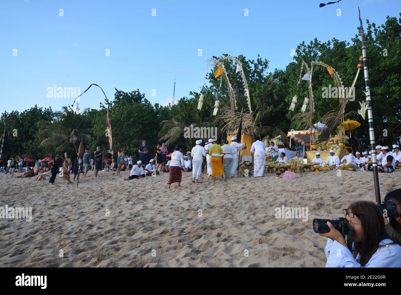 Bali, Indonesia - 12 gennaio 2021: Locali e turisti si riuniscono alla spiaggia di Kuta per divertirsi, godersi il surf e fotografare la cultura balinese Foto Stock