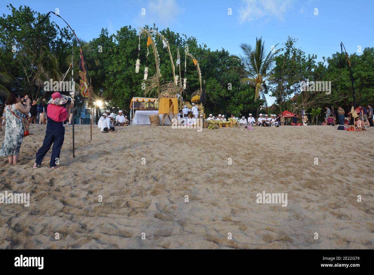 Bali, Indonesia - 12 gennaio 2021: Locali e turisti si riuniscono alla spiaggia di Kuta per divertirsi, godersi il surf e fotografare la cultura balinese Foto Stock