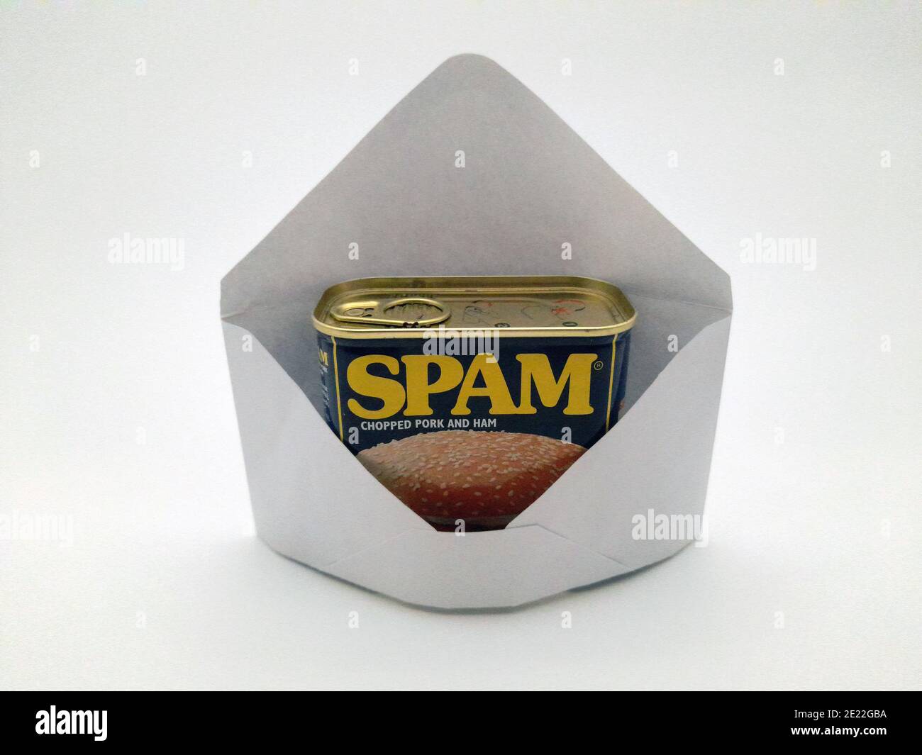 Stoccolma, Svezia - 11 gennaio 2021: Una busta con lo Spam in esso, non lo Spam digitale ma il tipo di prosciutto in scatola dello Spam che simboleggia la roba di rifiuto indesiderata nel vostro Foto Stock