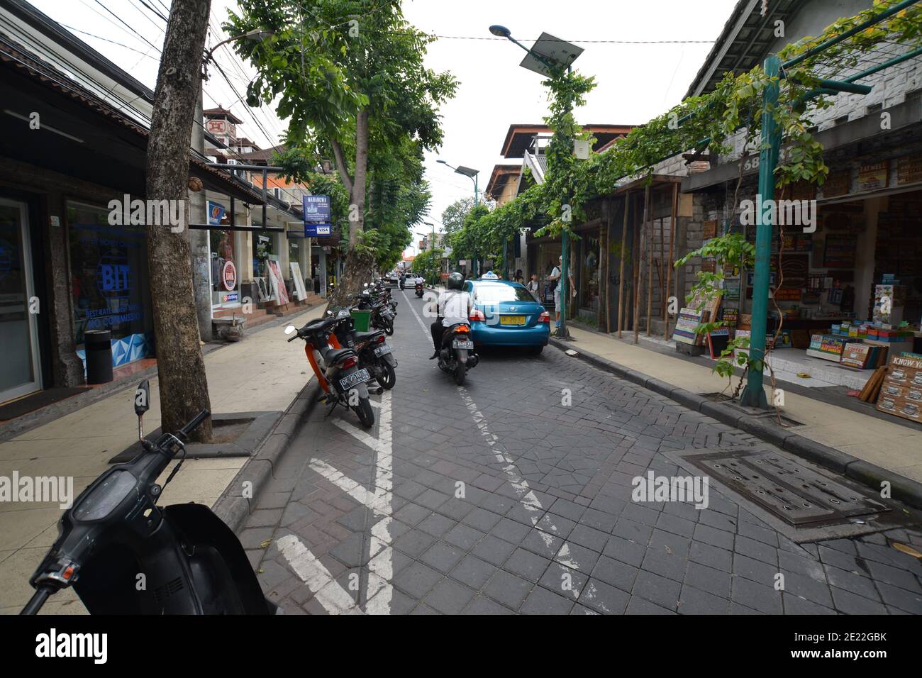 Bali, Indonesia - 12 gennaio 2021: Le strade della città di Kuta a Bali. Ristoranti e negozi vicino alle strade trafficate. Foto Stock