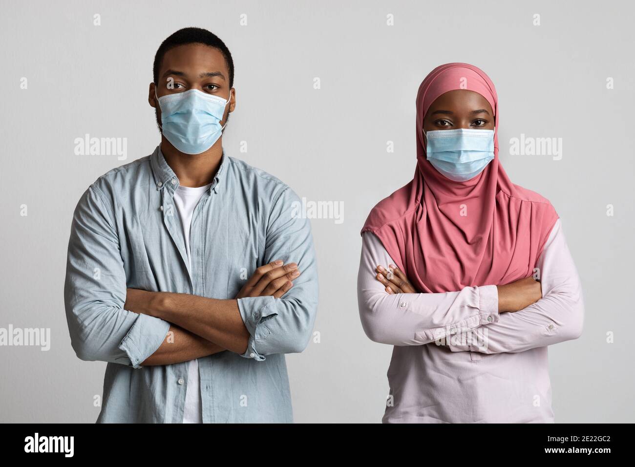 Coppia nera musulmana seria con maschere di faccia sopra Foto Stock