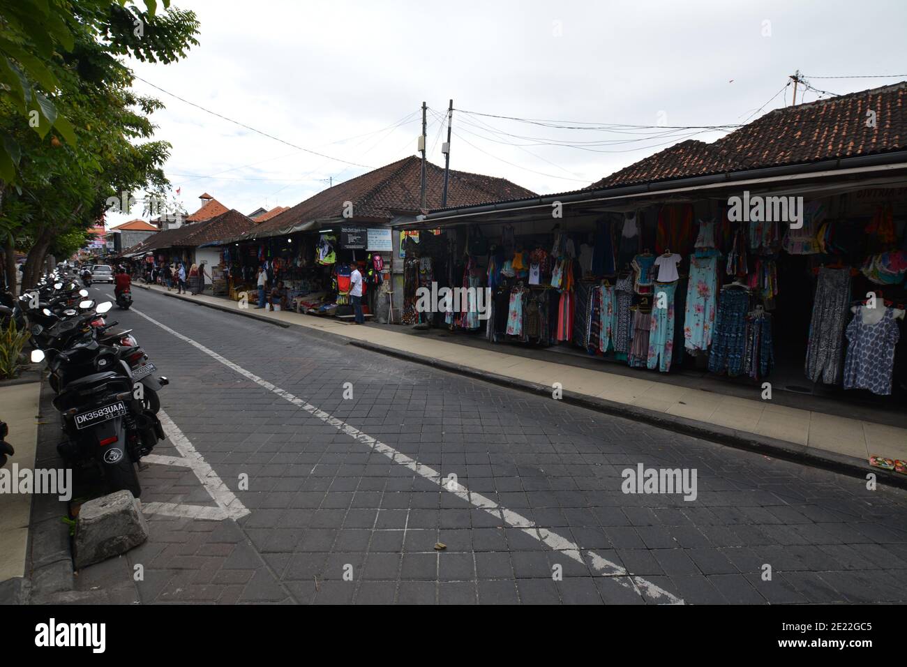 Bali, Indonesia - 12 gennaio 2021: Le strade della città di Kuta a Bali. Ristoranti e negozi vicino alle strade trafficate. Foto Stock