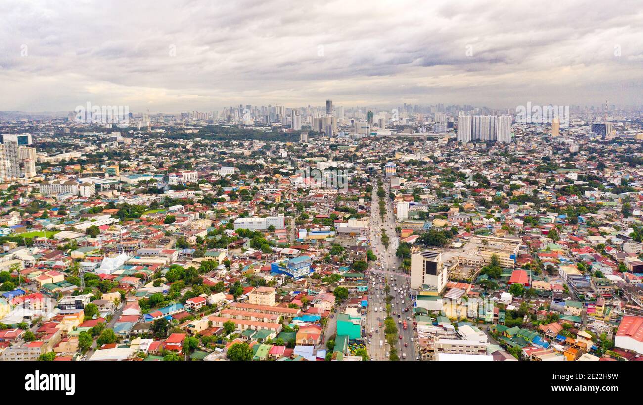 La città di Manila, la capitale delle Filippine. Moderna metropoli al mattino, vista dall'alto. Nuovi edifici in città. Panorama di Manila. Skyscra Foto Stock