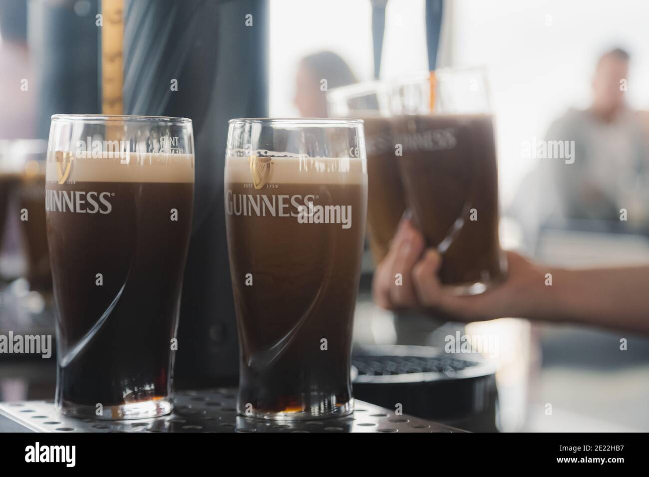 Dublino, Irlanda - Settembre 12 2016: Pinte di Guinness appena versate, il famoso stout secco irlandese presso la Guinness Storehouse di Dublino, Irlanda. Foto Stock