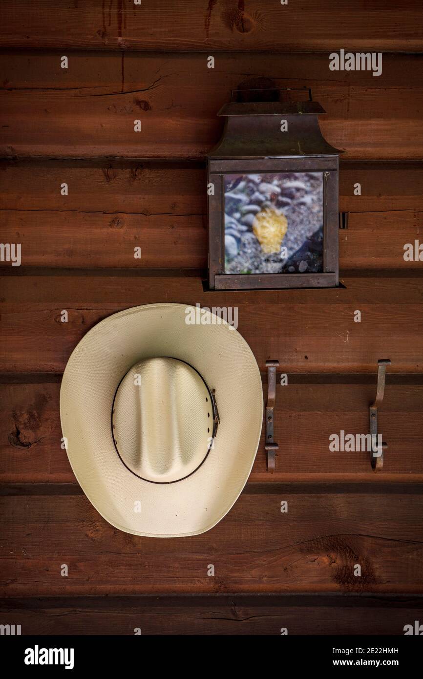 Un cappello da cowboy poggia su un appendiabiti all'esterno di a. Cabin nel sud del Colorado Foto Stock