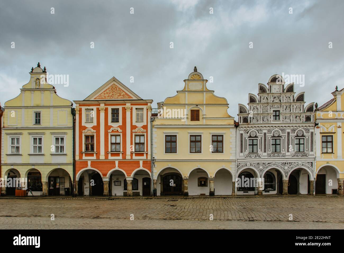 Telc, repubblica Ceca - 7 dicembre 2019. Patrimonio dell'umanità dell'UNESCO con le facciate rinascimentali e barocche. Giallo, rosa e verde Foto Stock