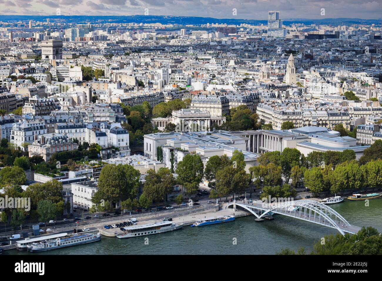 Magnifica vista di Parigi e del fiume Senna con la sua tradizionale Chiatte e passerella Debilly Foto Stock