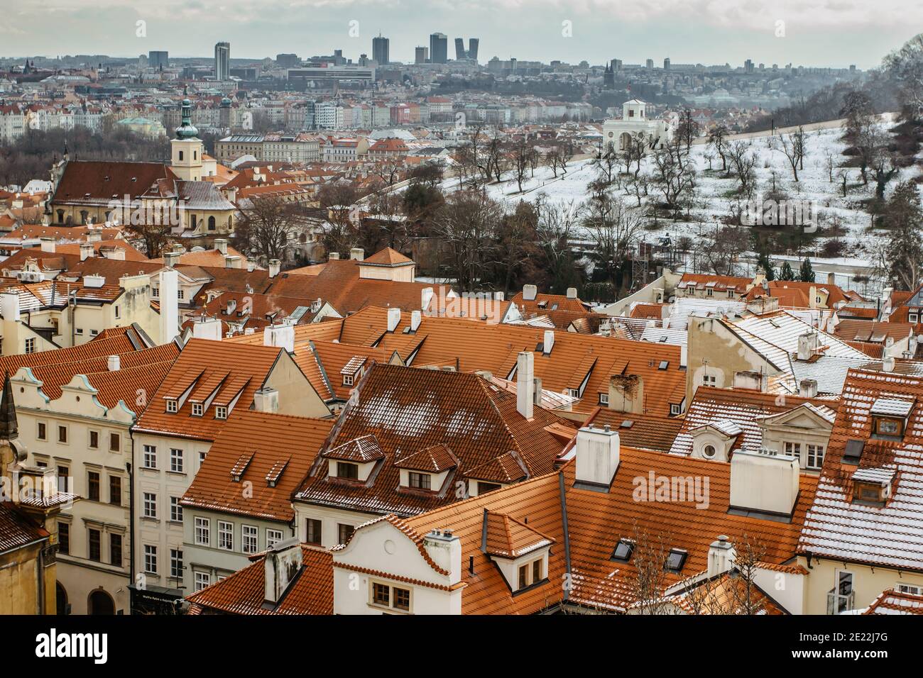 Vista panoramica di Praga dal Castello di Praga durante il giorno freddo, Repubblica Ceca.Praga inverno panorama.giorno nevoso in città.Amazing europeo città paesaggio fr Foto Stock