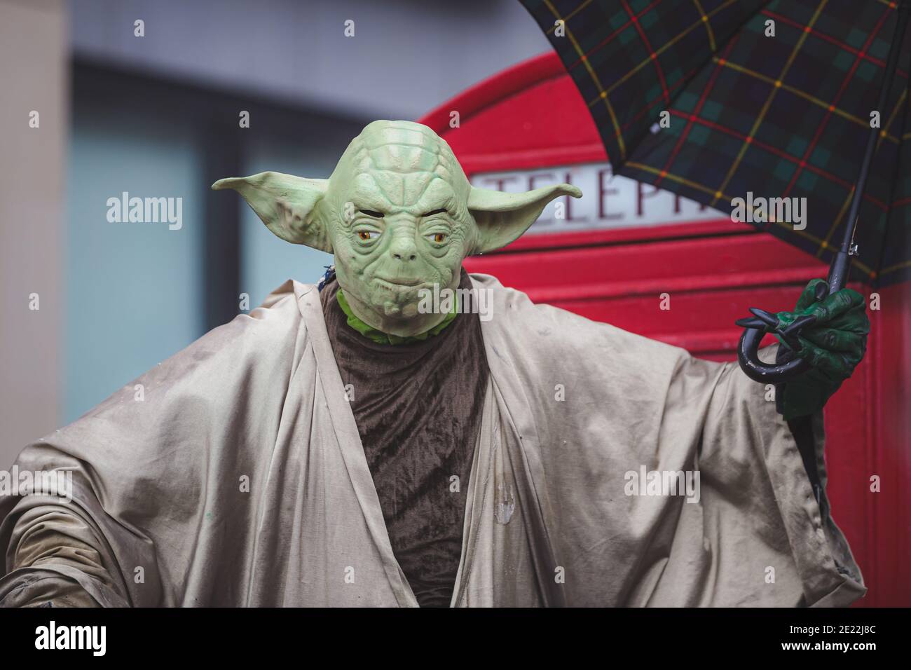 Yoda costume immagini e fotografie stock ad alta risoluzione - Alamy