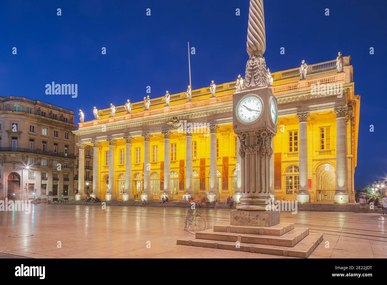 Impressionante architettura del 18 ° secolo del Grand Theatre de Bordeaux a Place de la Comedie a Bordeaux, Francia Foto Stock