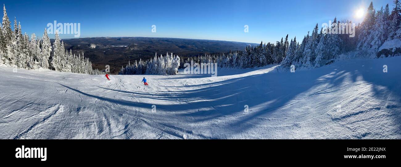 Vista panoramica sulla vetta del Mont Tremblant, lato nord nella stagione invernale degli sci, Quebec, Canada Foto Stock