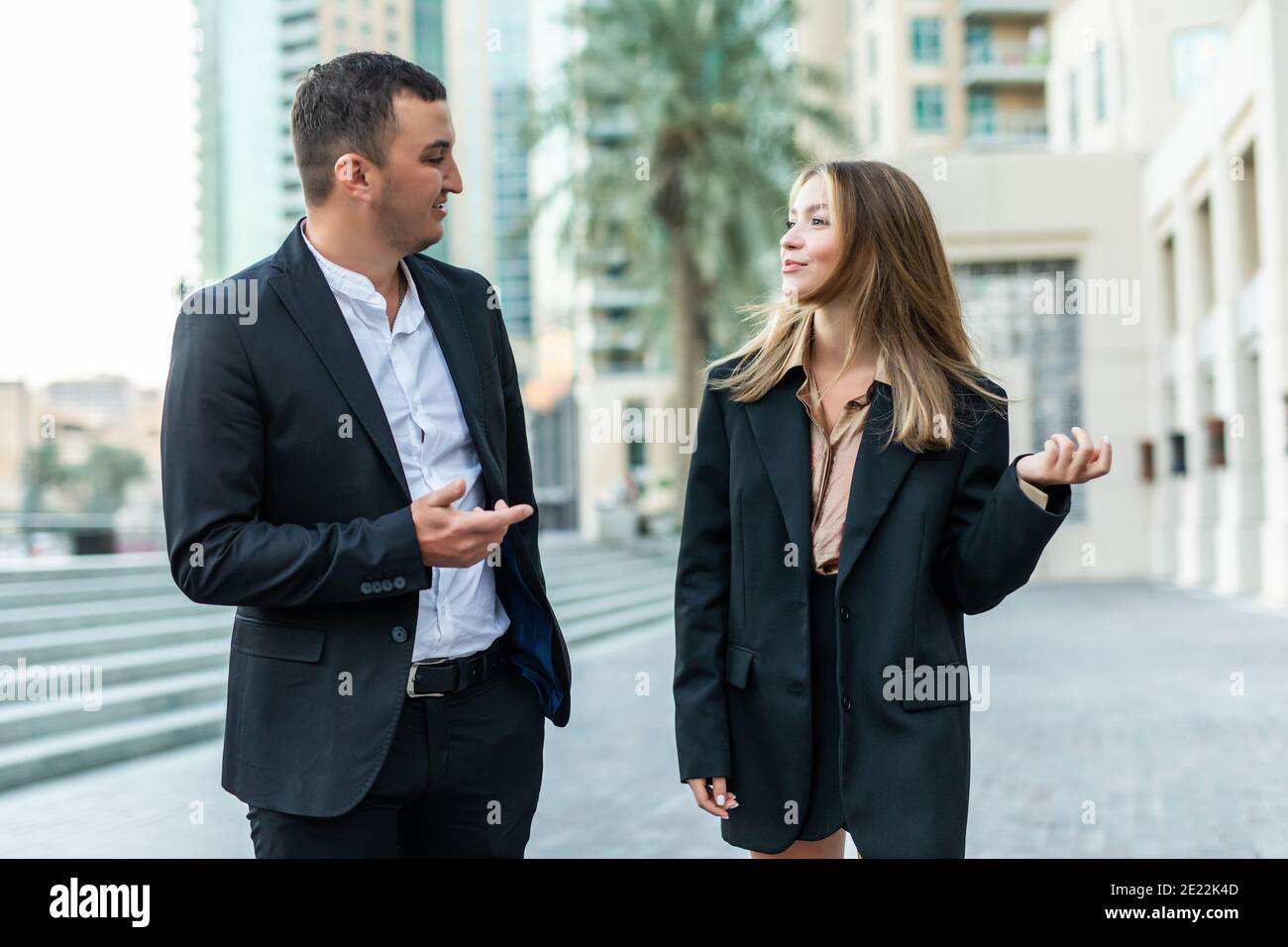 Uomo d'affari e Businesswoman camminando lungo la strada Foto Stock