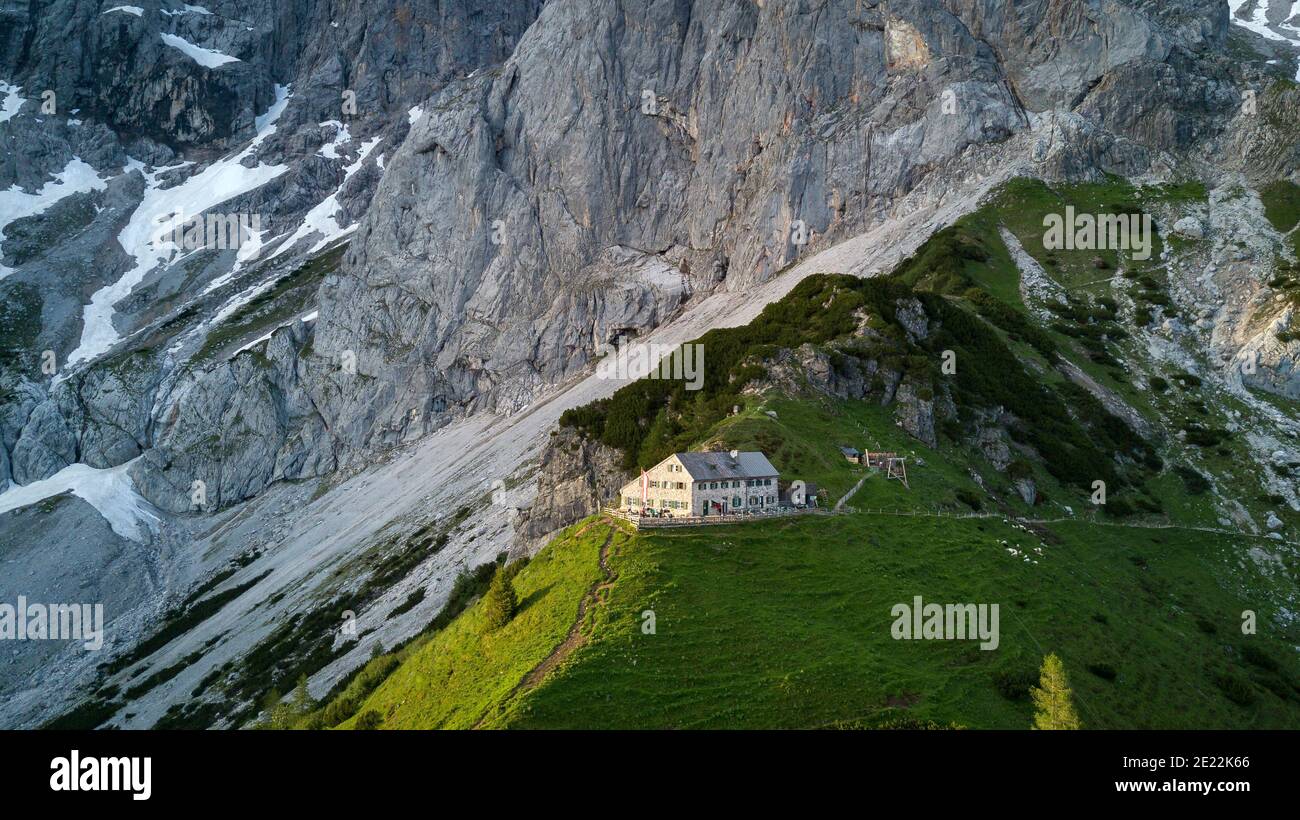 Rifugio / Rifugio Dachsteinsüdwandhütte / Dachstein Südwandhütte in estate, Hoher Dachstein, alta Stiria / Steiermark, Austria Foto Stock