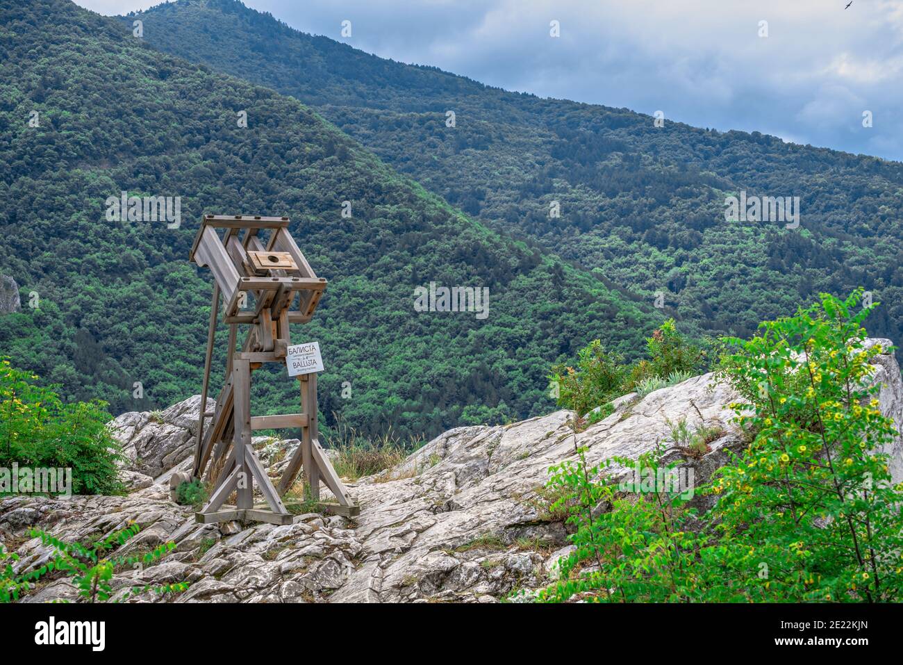 Asenovgrad, Bulgaria 24.07.2019. Fortezza di Asens nelle montagne bulgare del Rhodope in una giornata estiva nuvolosa Foto Stock