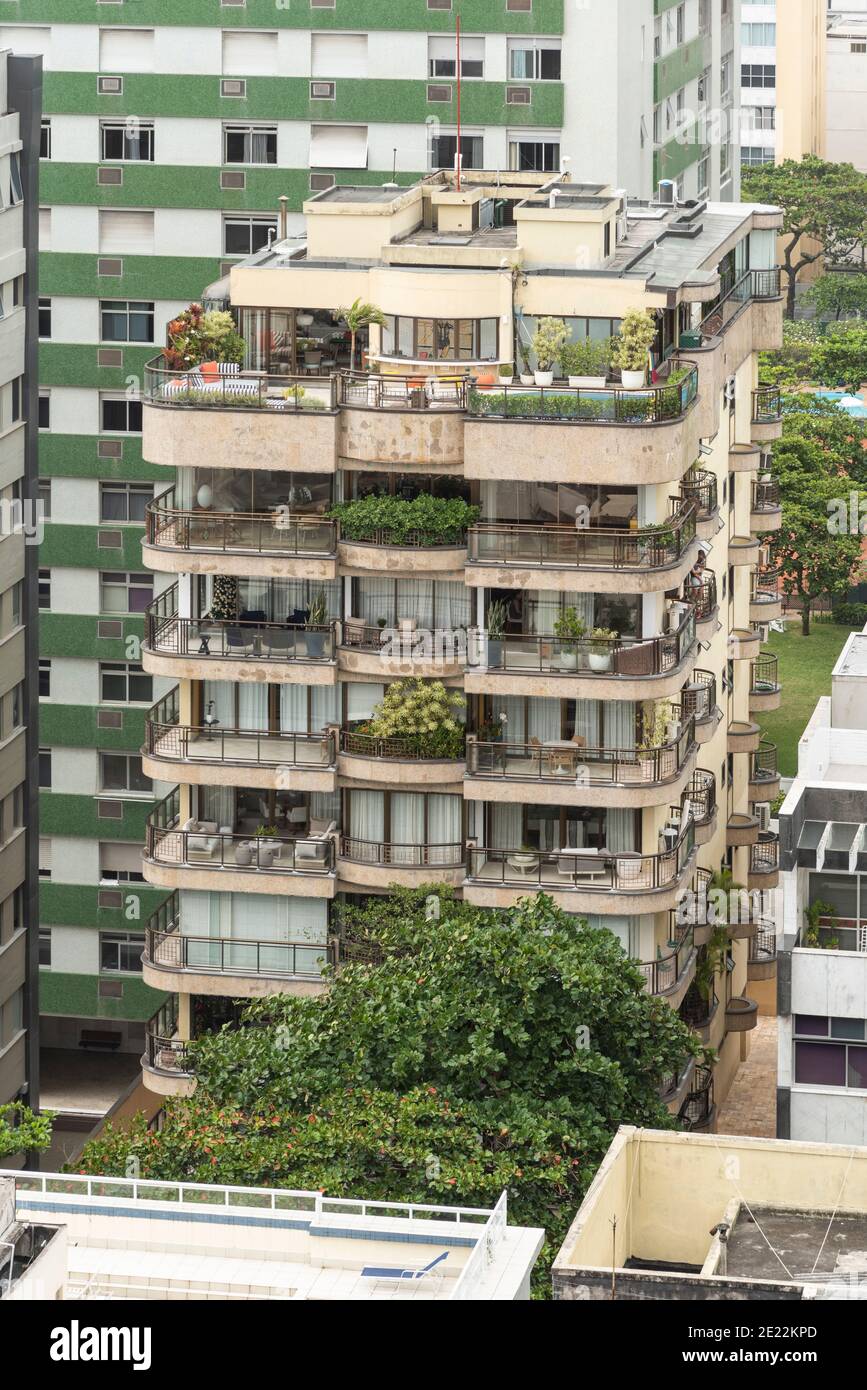 Vista degli edifici nella zona residenziale di Ipanema vicino alla spiaggia, Rio de Janeiro, Brasile Foto Stock