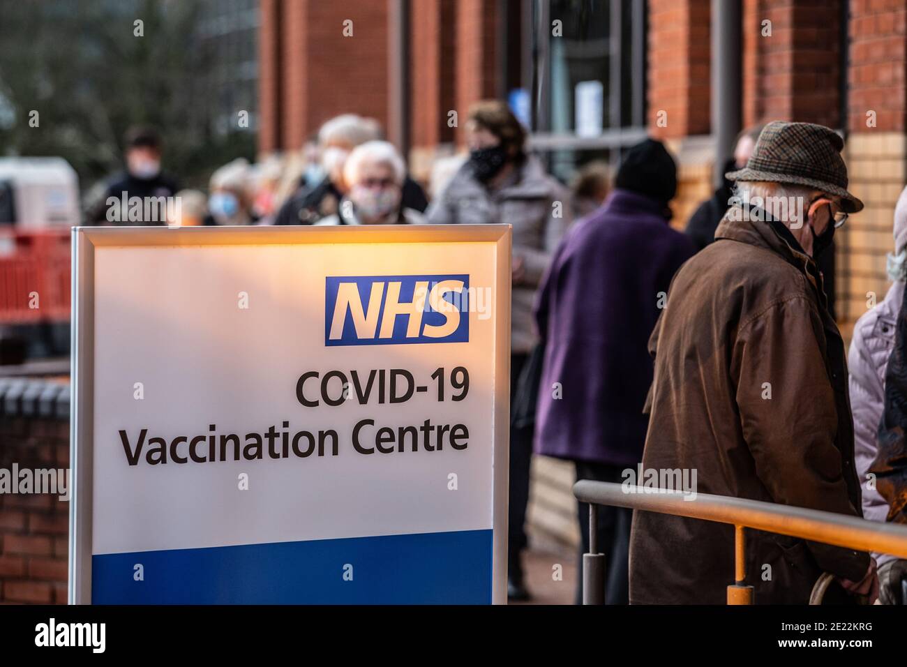 Coda presso il centro di vaccinazione di massa Covid-19 a Stevenage, Hertfordshire, Regno Unito Foto Stock