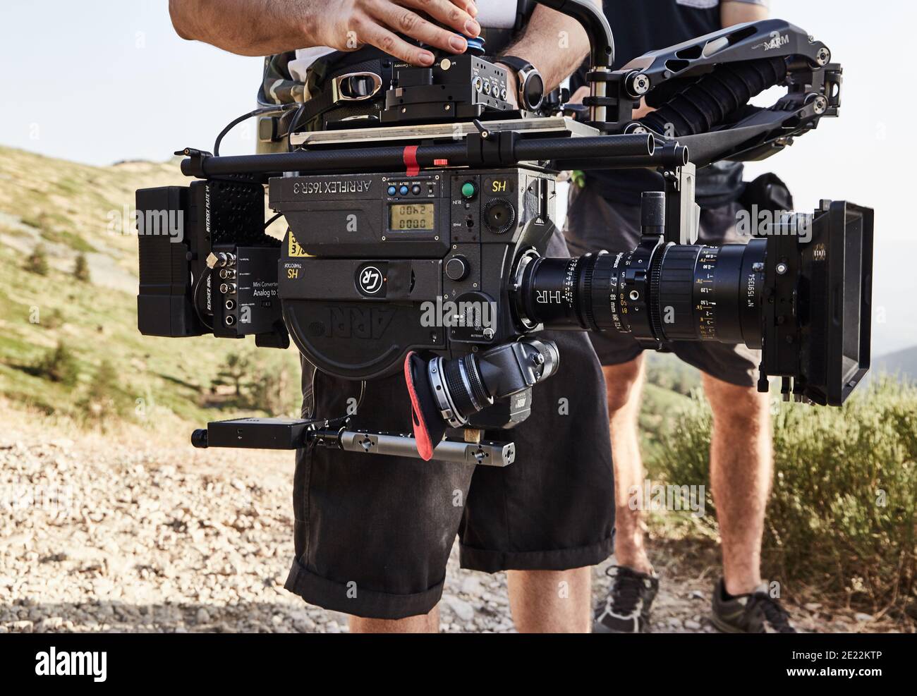 uomo che porta con sé una grande macchina fotografica Foto Stock